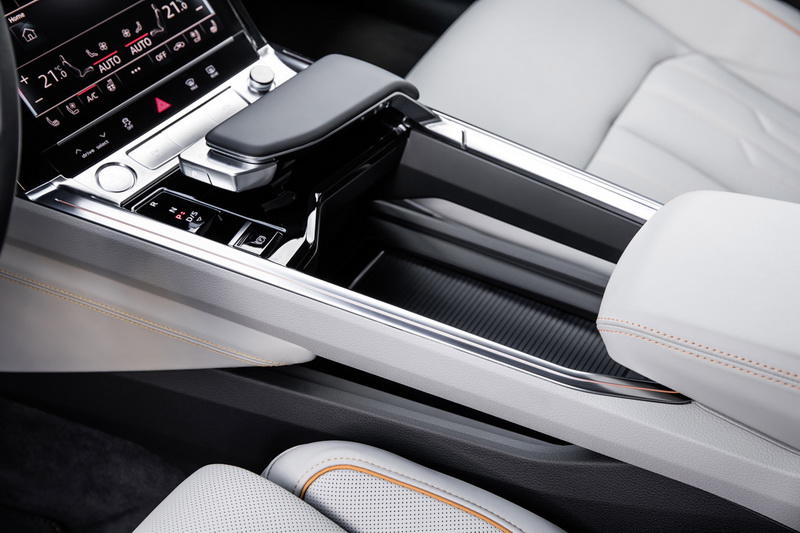 Новый электрокроссовер Audi: официальные фото интерьера