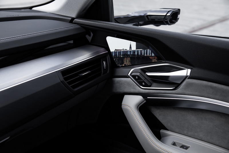 Новый электрокроссовер Audi: официальные фото интерьера