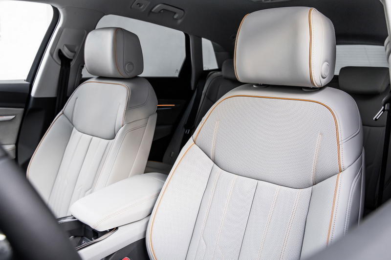 Новый электрокроссовер Audi: официальные фото интерьера