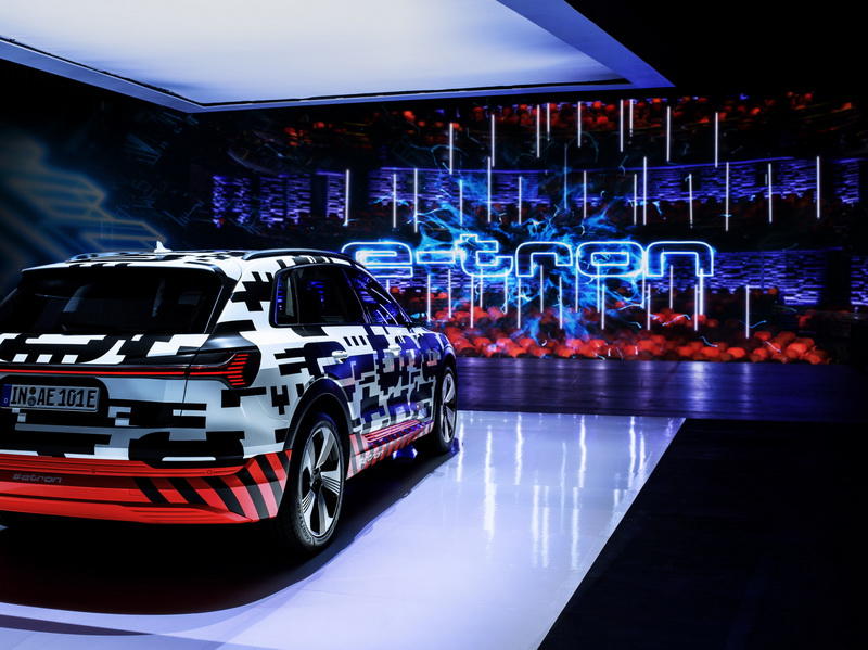 Новый электрокроссовер Audi: официальные фото интерьера