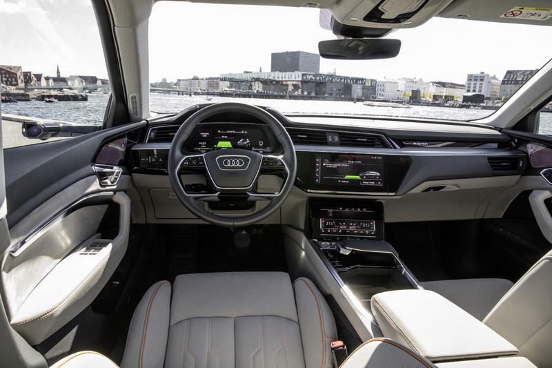 Новый электрокроссовер Audi: официальные фото интерьера
