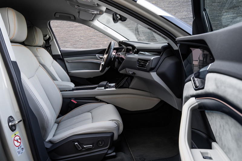 Новый электрокроссовер Audi: официальные фото интерьера