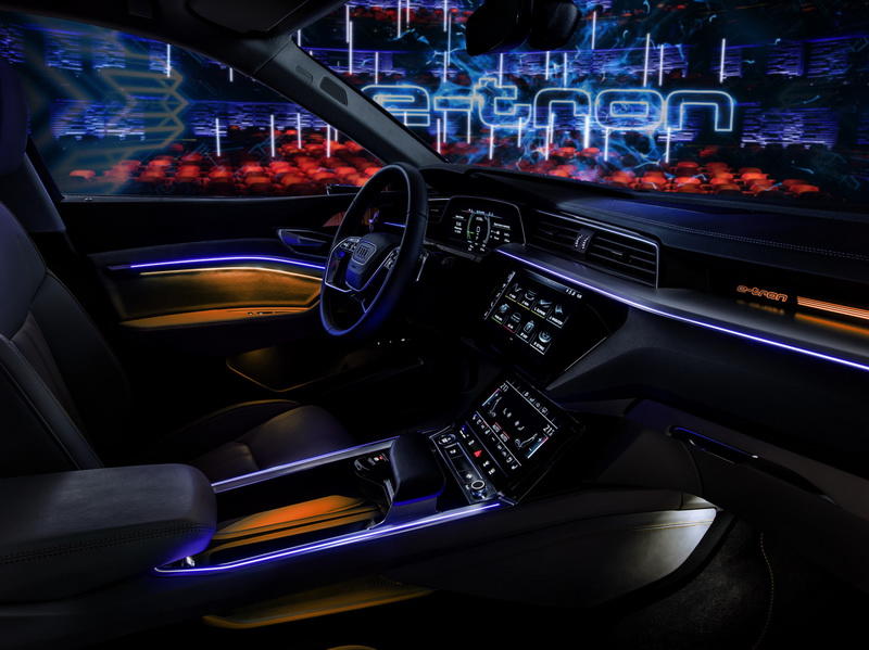 Новый электрокроссовер Audi: официальные фото интерьера