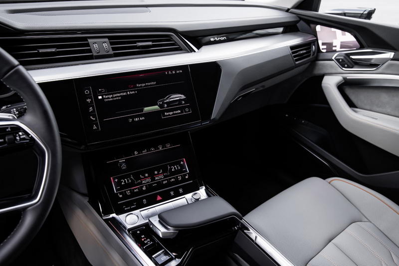 Новый электрокроссовер Audi: официальные фото интерьера