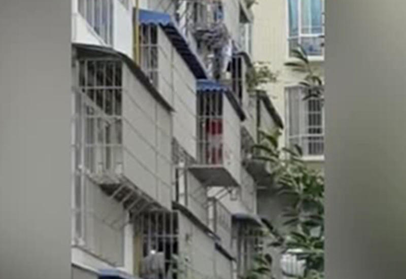 Храбрый пенсионер прошел по карнизу и спас выпавшего из окна ребенка