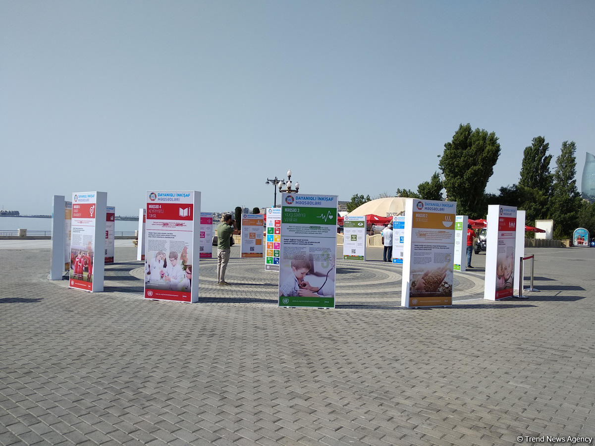 На Бакинском бульваре открылись стенды, посвященные Целям устойчивого развития