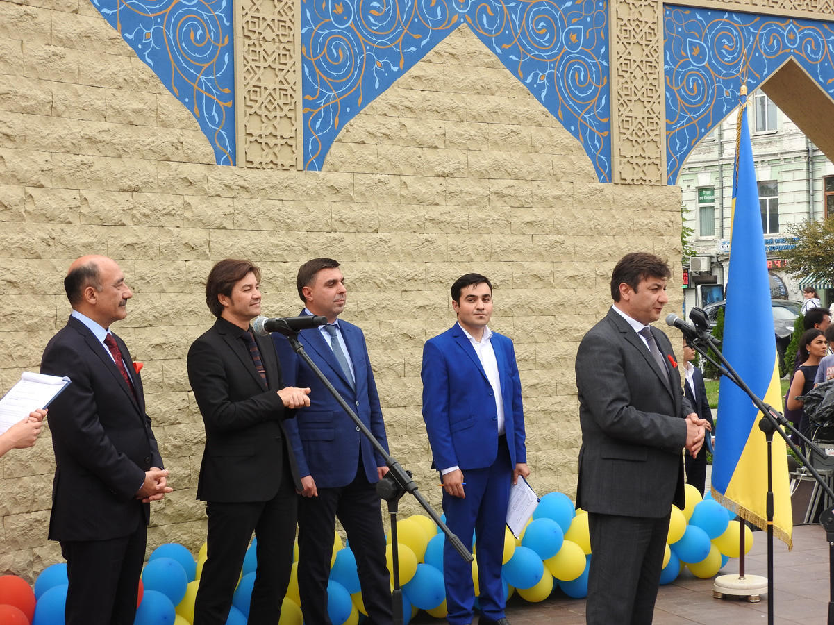В Киеве открыли сквер и памятник Муслиму Магомаеву