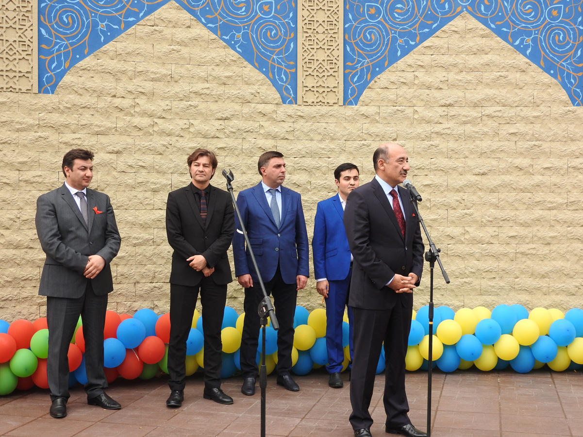 В Киеве открыли сквер и памятник Муслиму Магомаеву