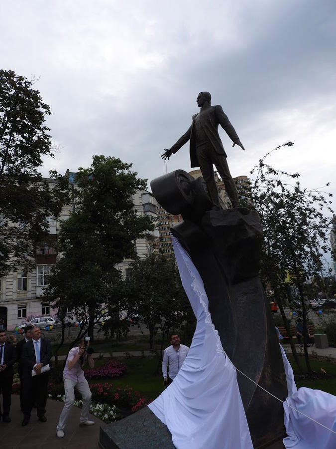 В Киеве открыли сквер и памятник Муслиму Магомаеву