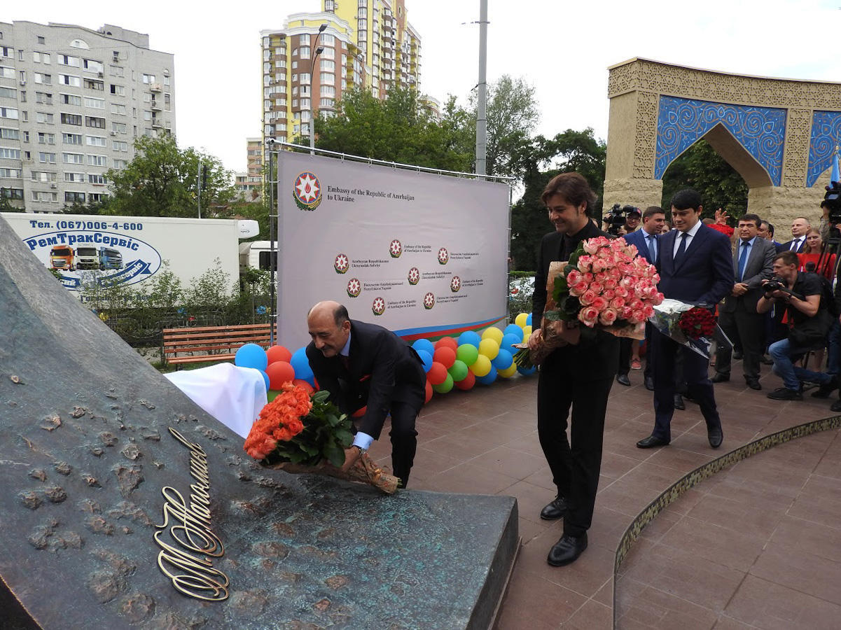 В Киеве открыли сквер и памятник Муслиму Магомаеву