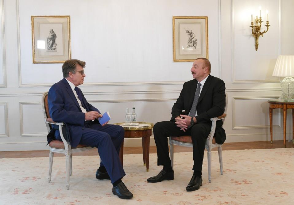Президент Ильхам Алиев встретился в Париже с председателем Французского института международных отношений и главой компании TOTAL
