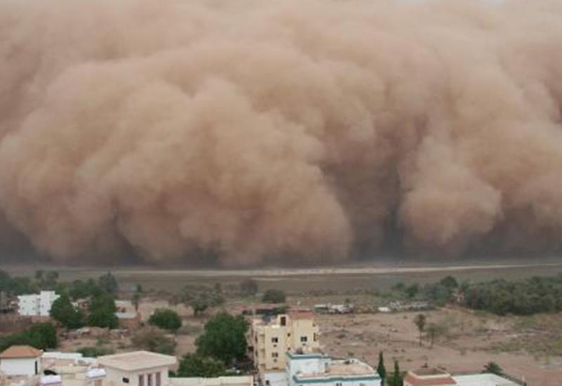 Пустыня наступает: шокирующие кадры приближения песчаной бури к городу