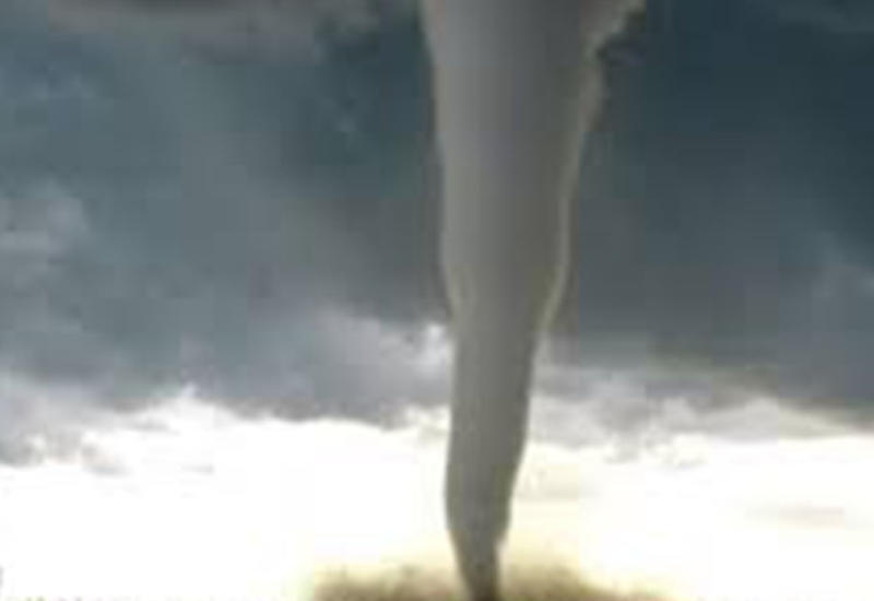 В США очевидец снял "танец" водяного смерча