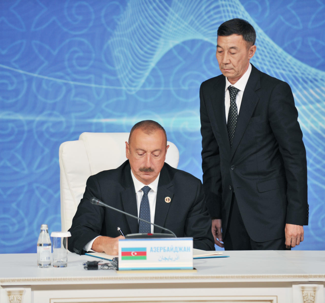 Главы прикаспийских стран выступили на Актауском саммите с заявлениями для печати