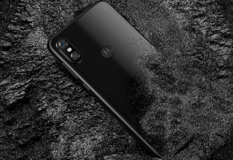 Motorola выпустила дешевую копию iPhone X