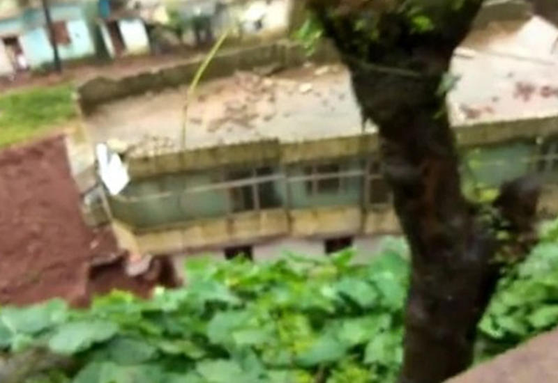 Оползень унёс 3-этажный дом в Индии