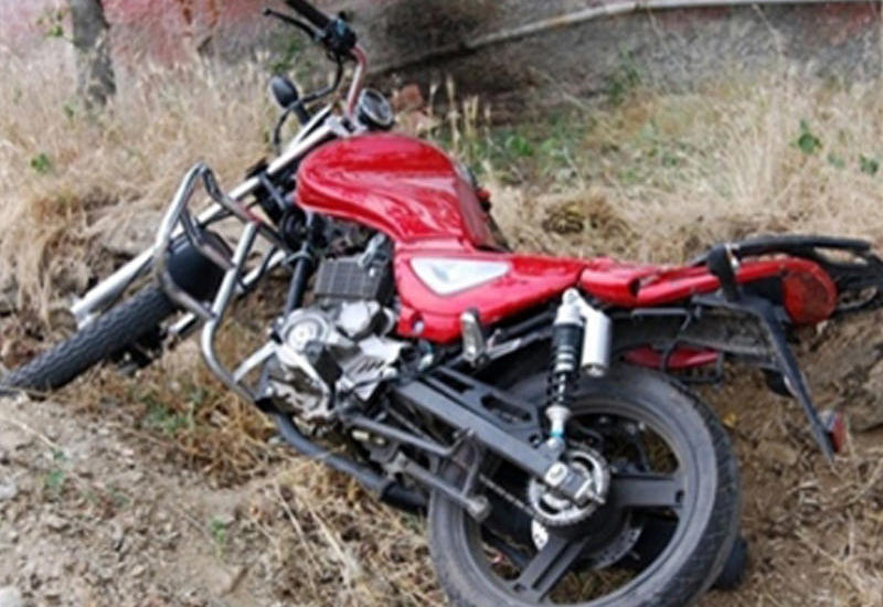 Biləsuvarda motosiklet aşdı, sürücü öldü