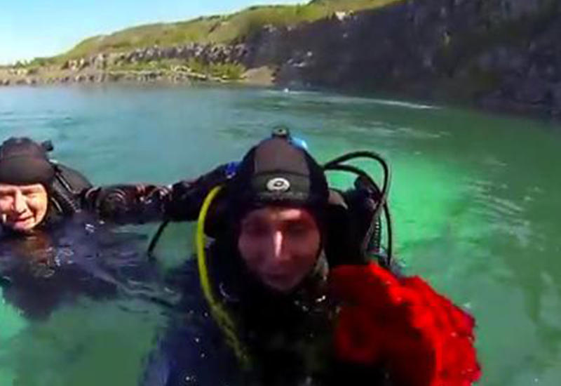 Дайвер сделал необычное предложение руки и сердца своей возлюбленной