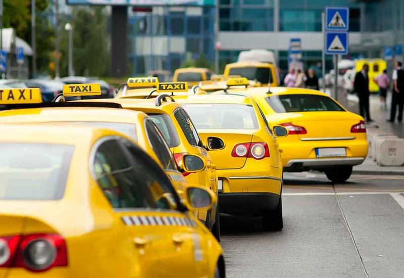 В Баку запретят мешающие движению транспорта стоянки такси