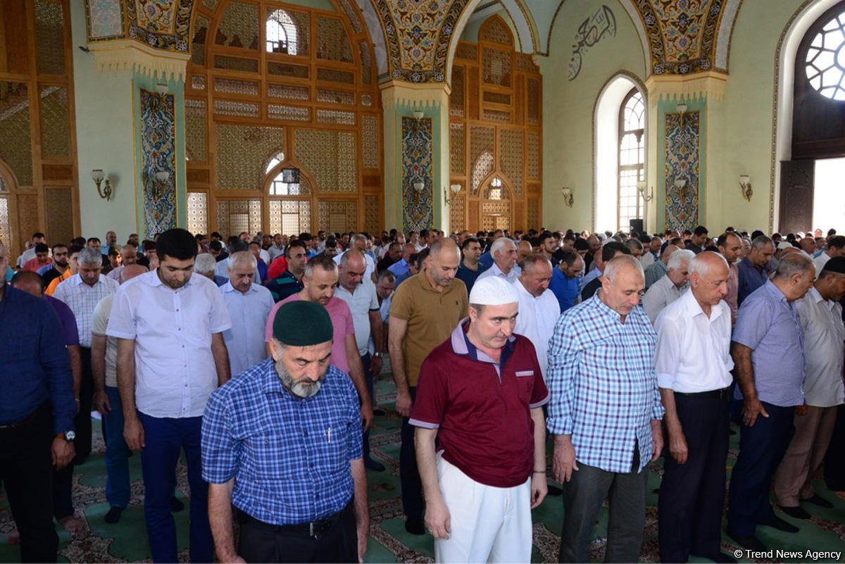 Во всех мечетях Азербайджана совершен праздничный намаз в связи с праздником Гурбан