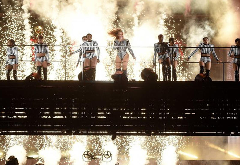 Пьяный фанат напал на Бейонсе и Джей Зи во время выступления