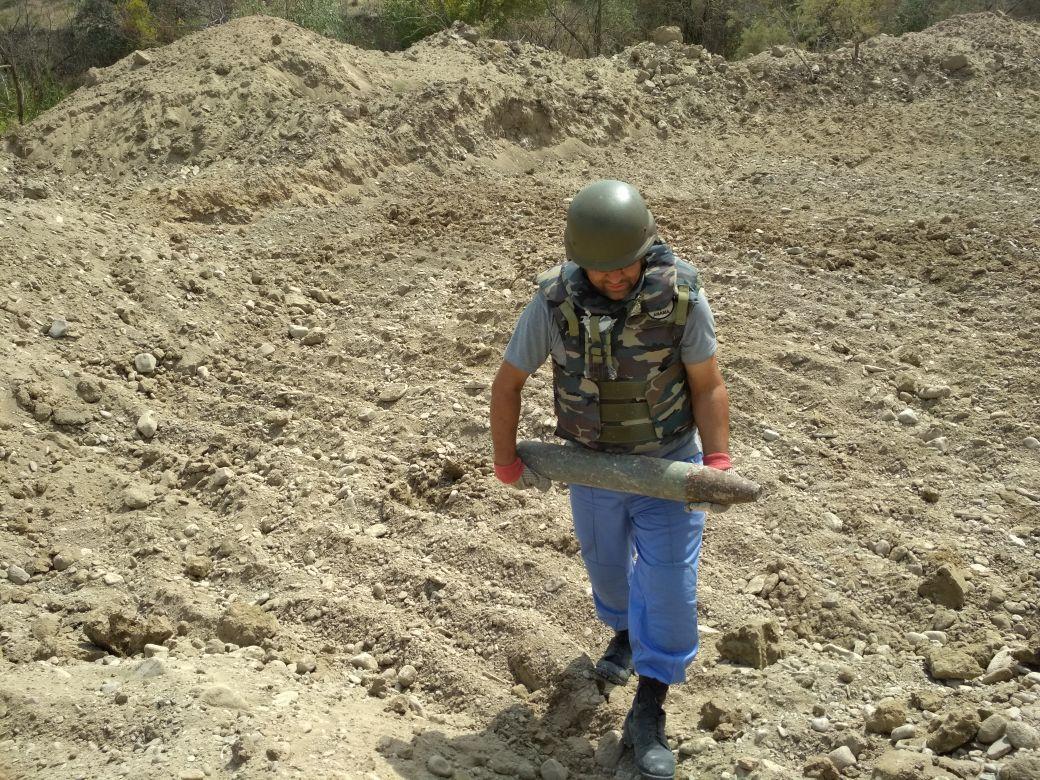 На трассе Баку-Губа обнаружен неразорвавшийся снаряд