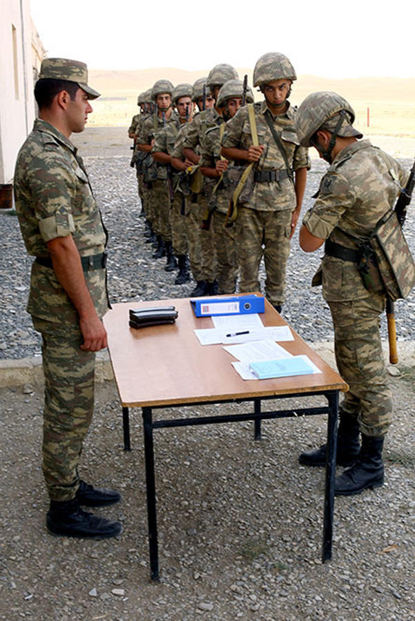 Азербайджанские курсанты выполняют упражнения по стрельбе