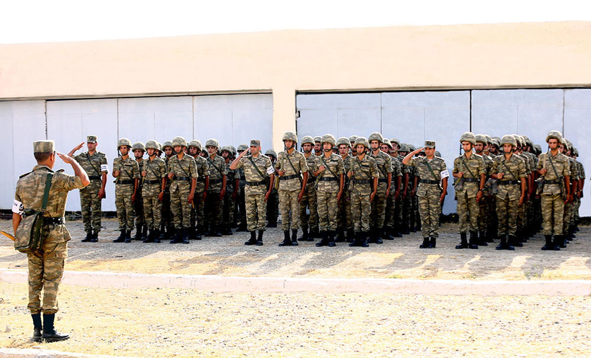 Азербайджанские курсанты выполняют упражнения по стрельбе