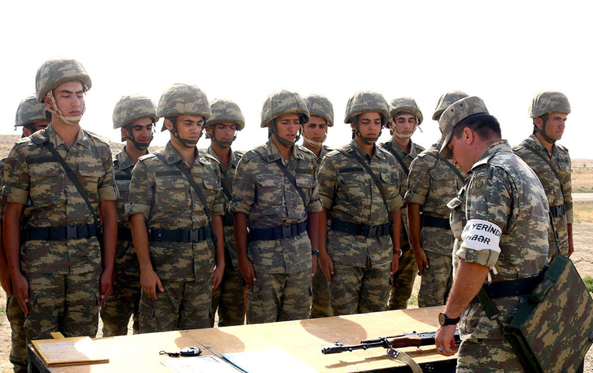 Азербайджанские курсанты выполняют упражнения по стрельбе