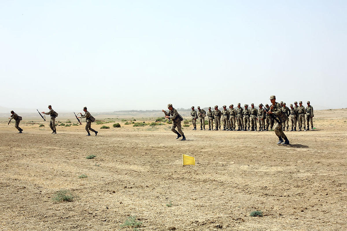Азербайджанские курсанты выполняют упражнения по стрельбе