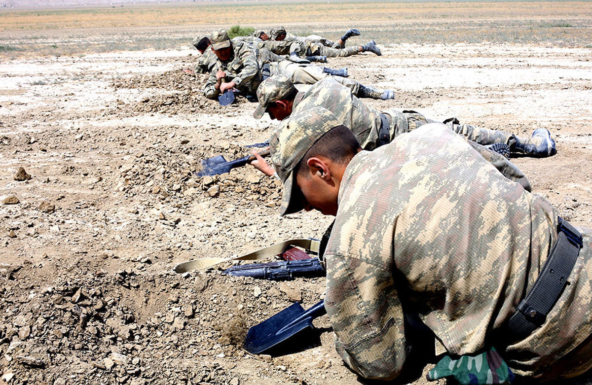 Азербайджанские курсанты выполняют упражнения по стрельбе