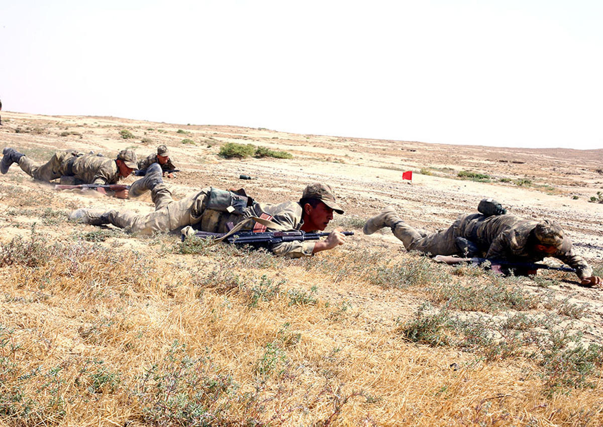 Азербайджанские курсанты выполняют упражнения по стрельбе