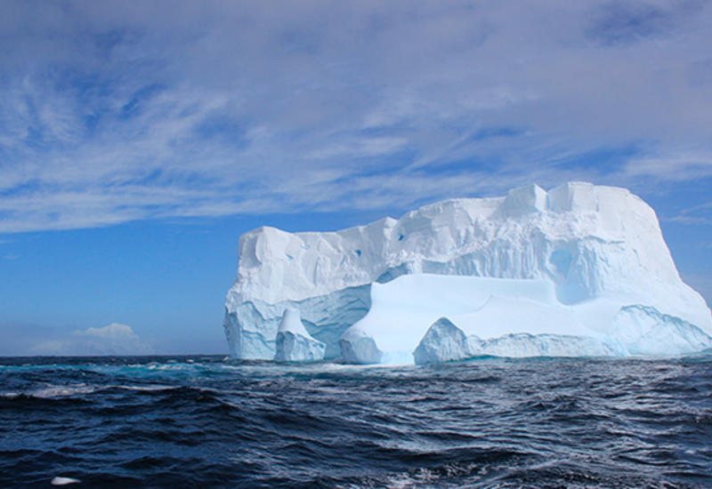 Айсберг весом в один триллион тонн угрожает судоходству