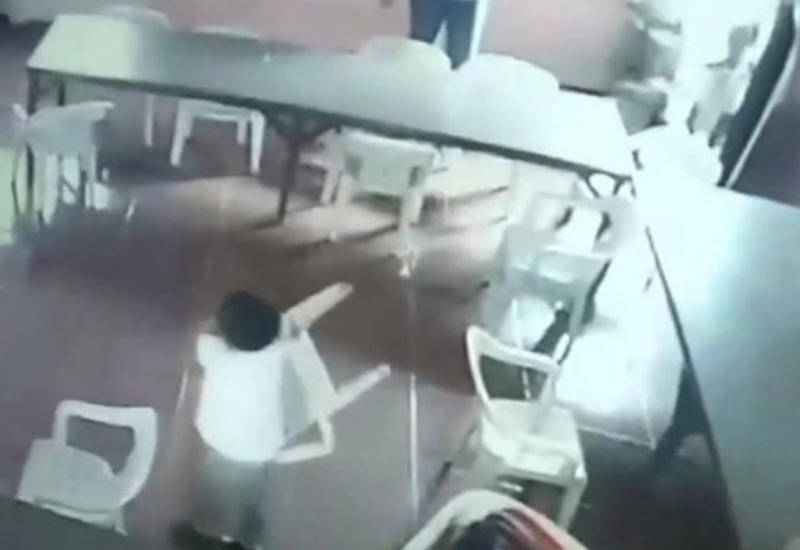 Сонный школьник попытался надеть стул вместо рюкзака