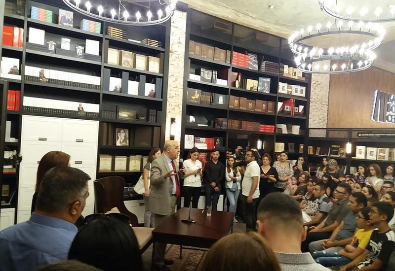 В Бакинском книжном центре прошла встреча с Чингизом Абдуллаевым