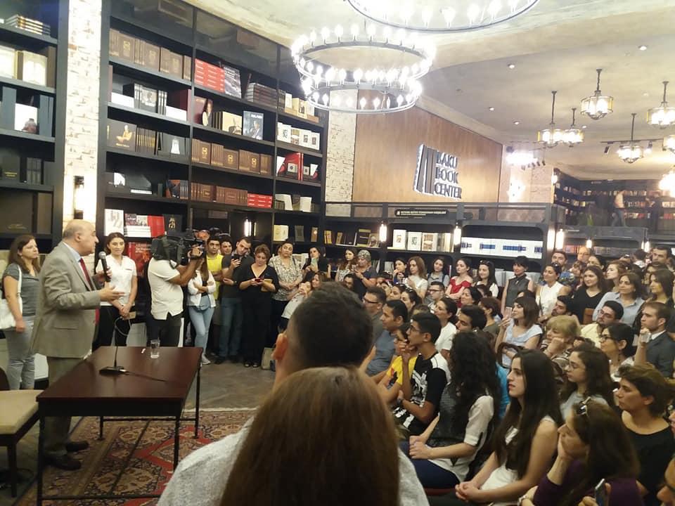 В Бакинском книжном центре прошла встреча с Чингизом Абдуллаевым