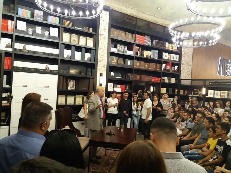 В Бакинском книжном центре прошла встреча с Чингизом Абдуллаевым