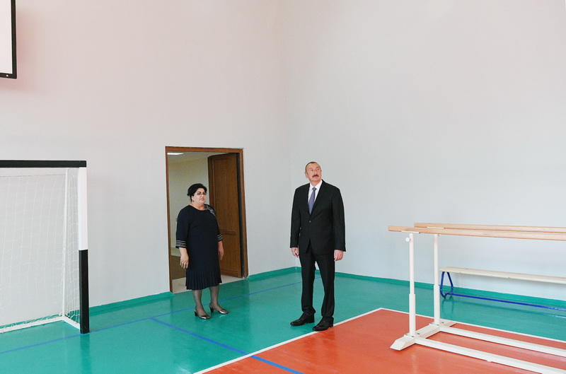 Президент Ильхам Алиев ознакомился с условиями, созданными после капремонта в школах №295, №187 и №192 в Сабунчинском районе Баку