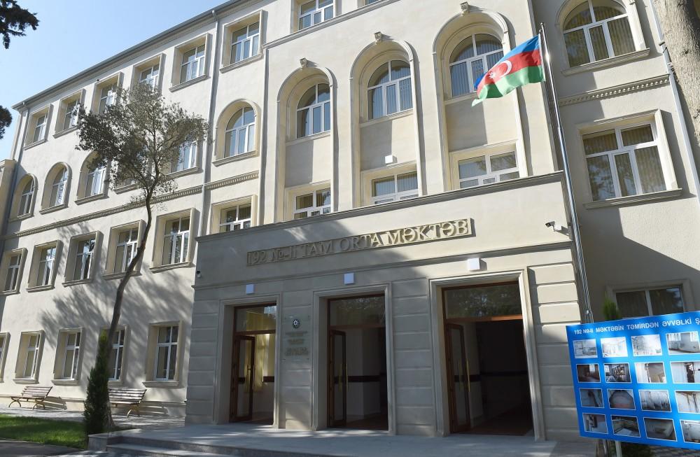 Президент Ильхам Алиев ознакомился с условиями, созданными после капремонта в школах №295, №187 и №192 в Сабунчинском районе Баку