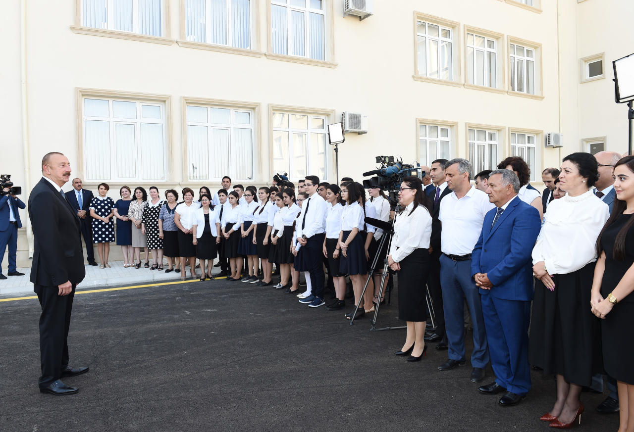 Президент Ильхам Алиев принял участие в церемонии открытия школы №28 в Сабунчинском районе Баку