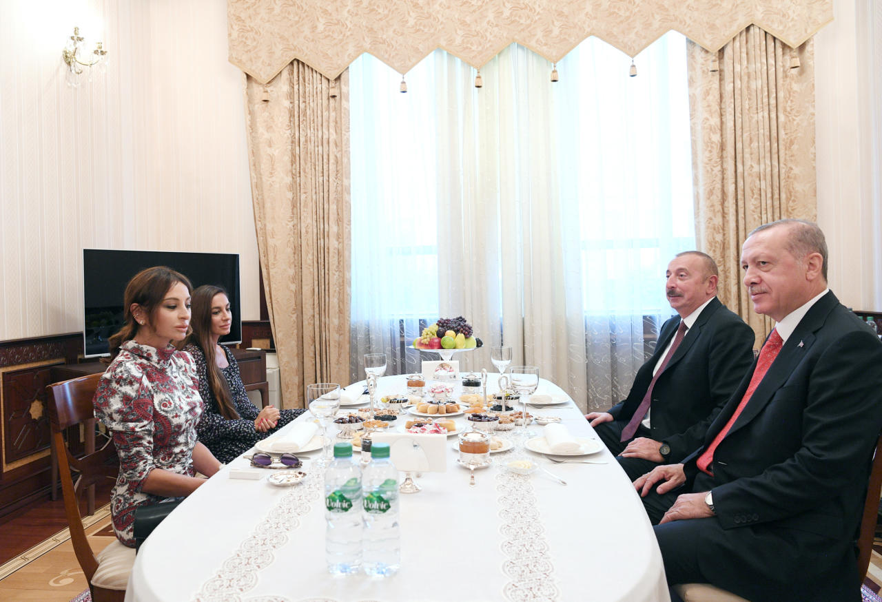 Президент Ильхам Алиев, Президент Реджеп Тайип Эрдоган и Первая леди Мехрибан Алиева приняли участие в параде, посвященном 100-летию освобождения Баку