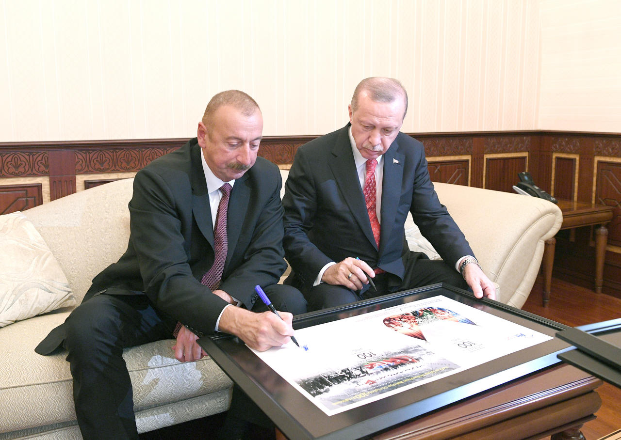 Президент Ильхам Алиев, Президент Реджеп Тайип Эрдоган и Первая леди Мехрибан Алиева приняли участие в параде, посвященном 100-летию освобождения Баку