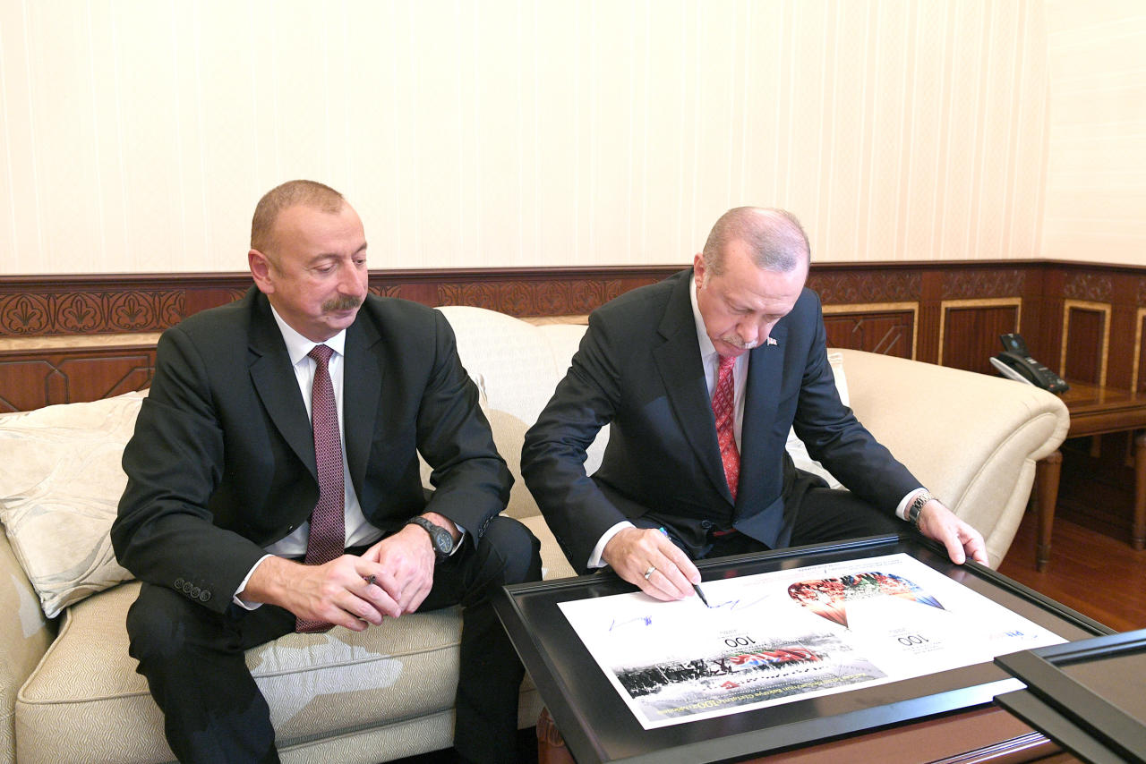 Президент Ильхам Алиев, Президент Реджеп Тайип Эрдоган и Первая леди Мехрибан Алиева приняли участие в параде, посвященном 100-летию освобождения Баку