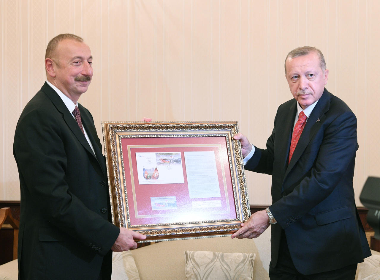 Президент Ильхам Алиев, Президент Реджеп Тайип Эрдоган и Первая леди Мехрибан Алиева приняли участие в параде, посвященном 100-летию освобождения Баку