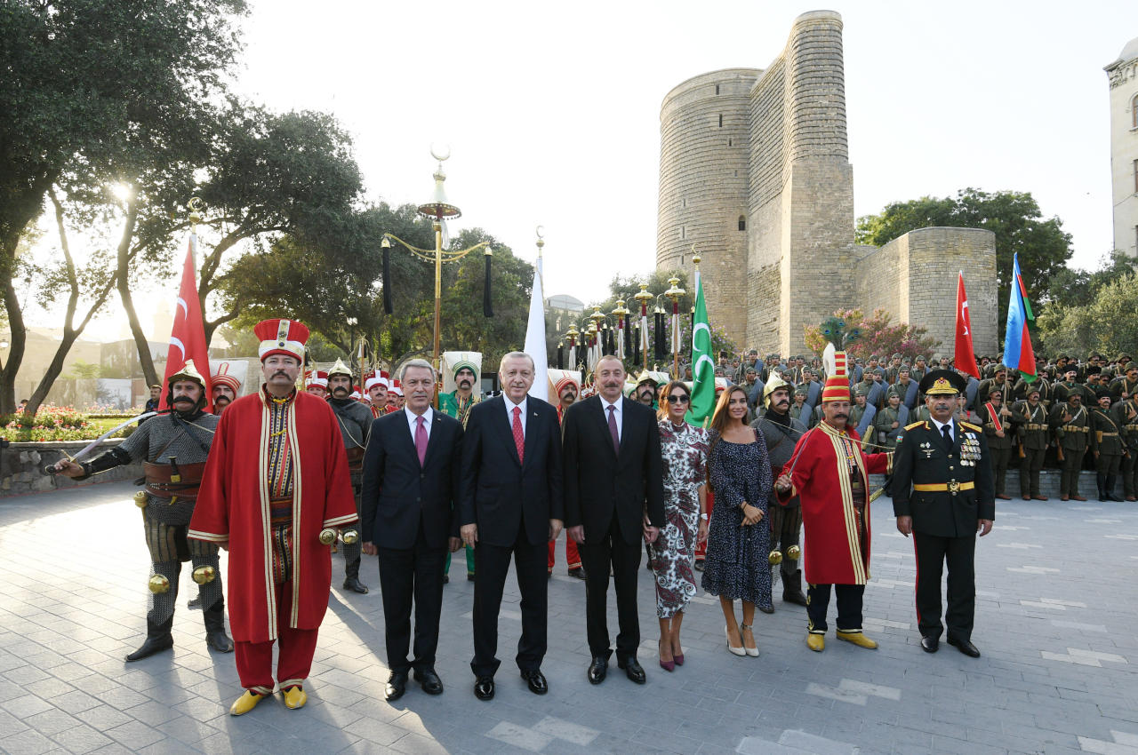 Президент Ильхам Алиев, Президент Реджеп Тайип Эрдоган и Первая леди Мехрибан Алиева приняли участие в параде, посвященном 100-летию освобождения Баку