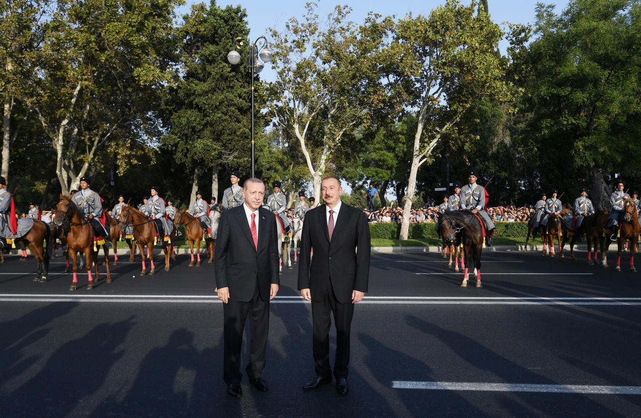 Президент Ильхам Алиев, Президент Реджеп Тайип Эрдоган и Первая леди Мехрибан Алиева приняли участие в параде, посвященном 100-летию освобождения Баку