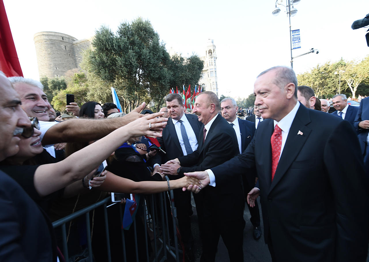 Президент Ильхам Алиев, Президент Реджеп Тайип Эрдоган и Первая леди Мехрибан Алиева приняли участие в параде, посвященном 100-летию освобождения Баку