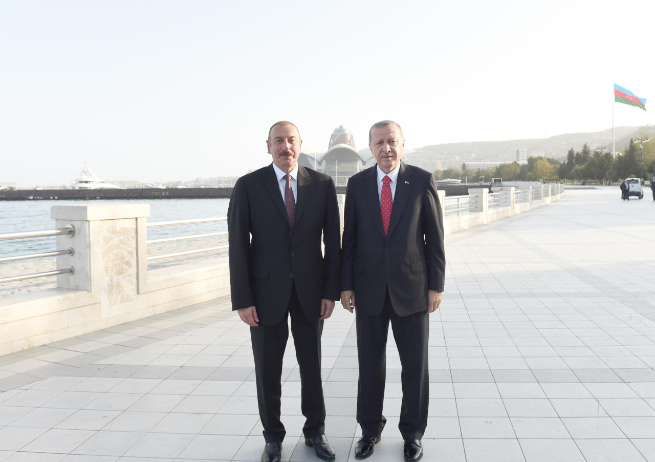 Президент Ильхам Алиев, Президент Реджеп Тайип Эрдоган и Первая леди Мехрибан Алиева приняли участие в параде, посвященном 100-летию освобождения Баку