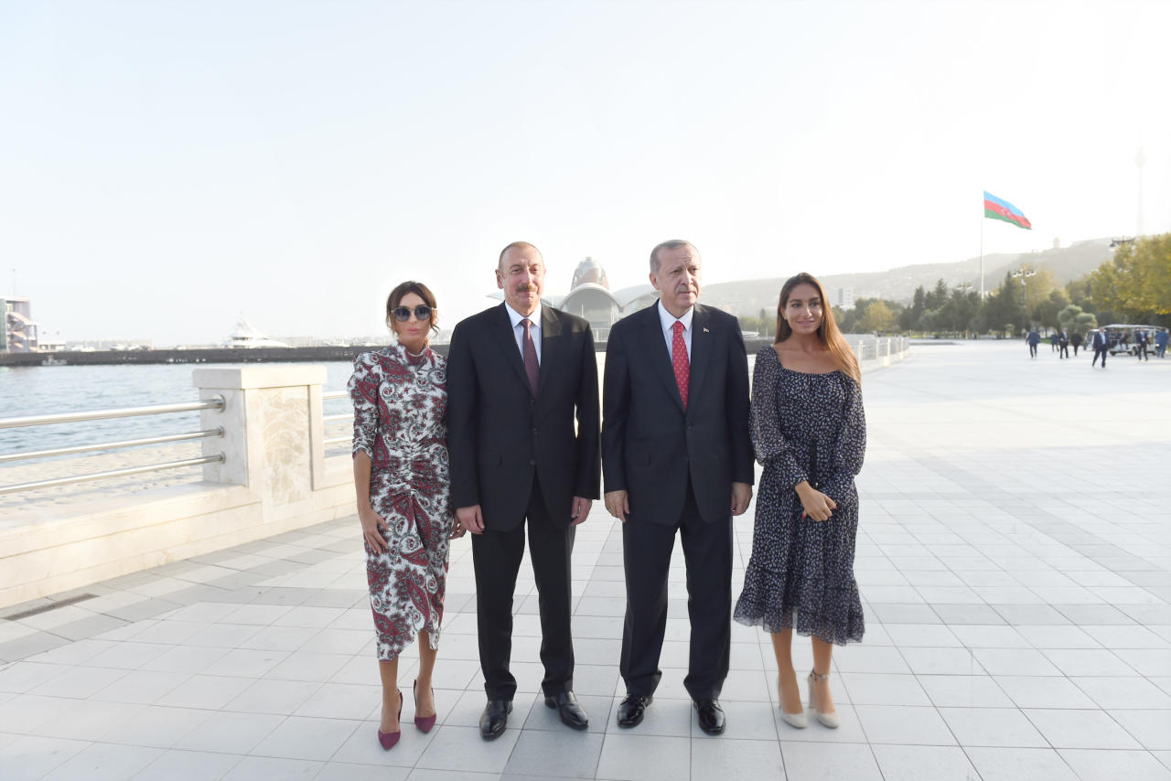 Президент Ильхам Алиев, Президент Реджеп Тайип Эрдоган и Первая леди Мехрибан Алиева приняли участие в параде, посвященном 100-летию освобождения Баку