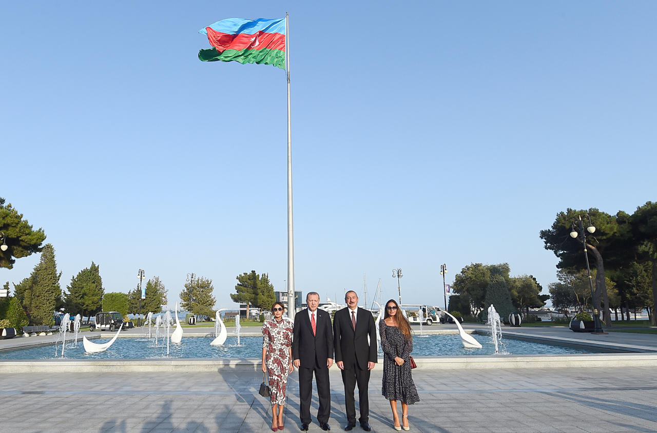 Президент Ильхам Алиев, Президент Реджеп Тайип Эрдоган и Первая леди Мехрибан Алиева приняли участие в параде, посвященном 100-летию освобождения Баку